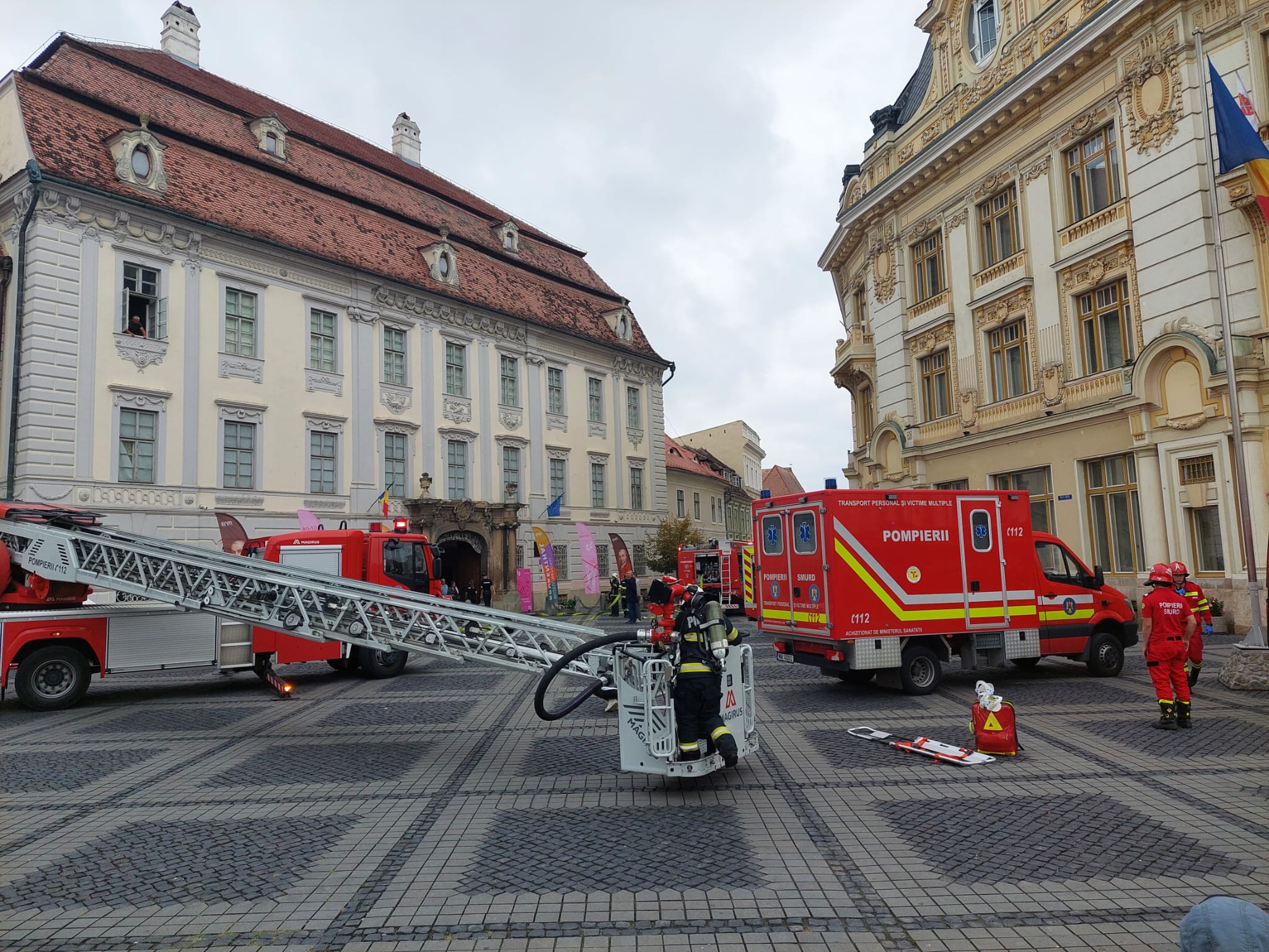 Actualizare. Exercițiu ISU la Brukenthal.  Au fost salvate persoane aflate la etajele superioare ale muzeului
