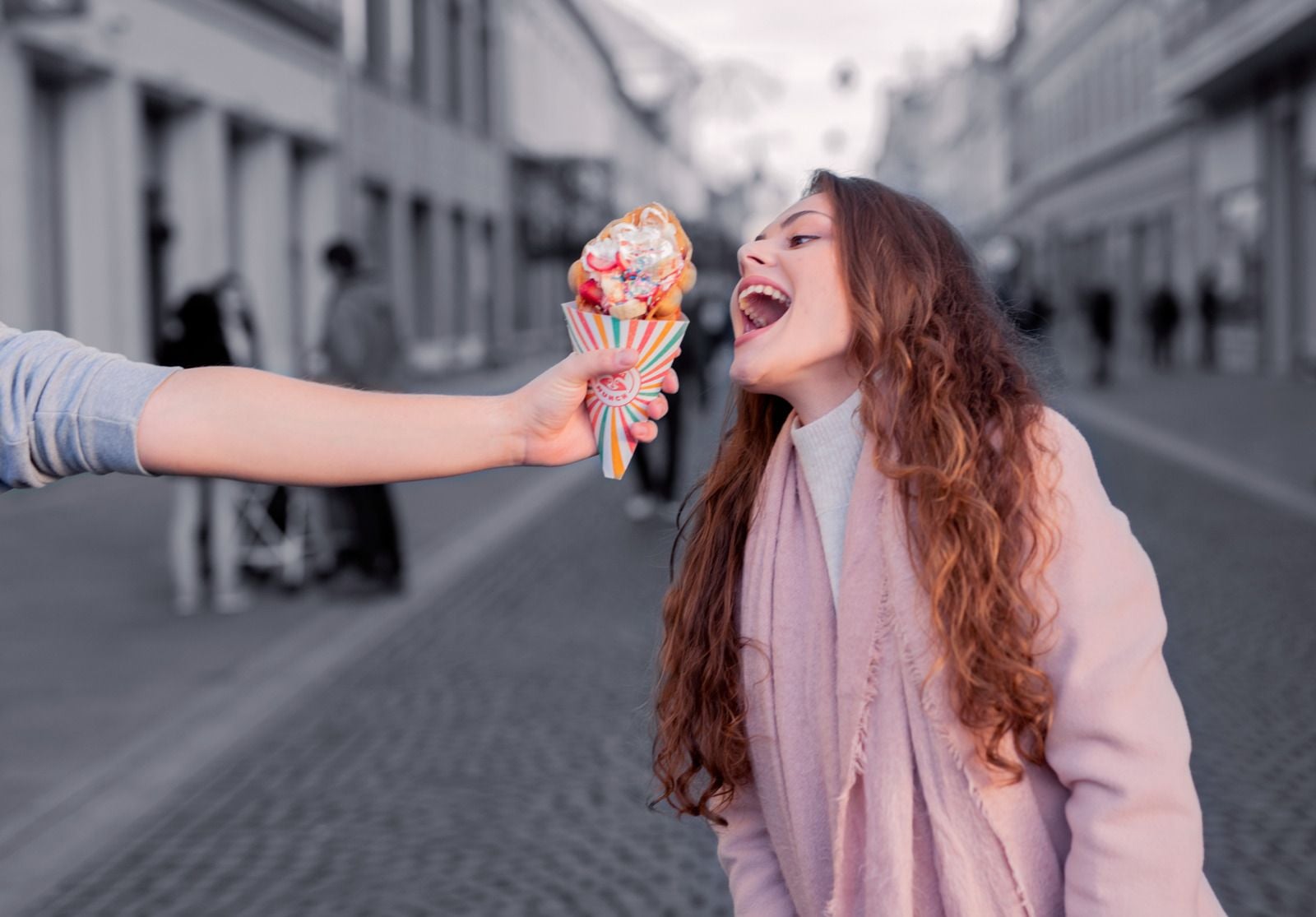 Răsfăț culinar la cel mai popular street food festival din Sibiu.  Zeci de food truck-uri vă dau întâlnire la Foodie, pe cea mai frumoasă stradă din oraș