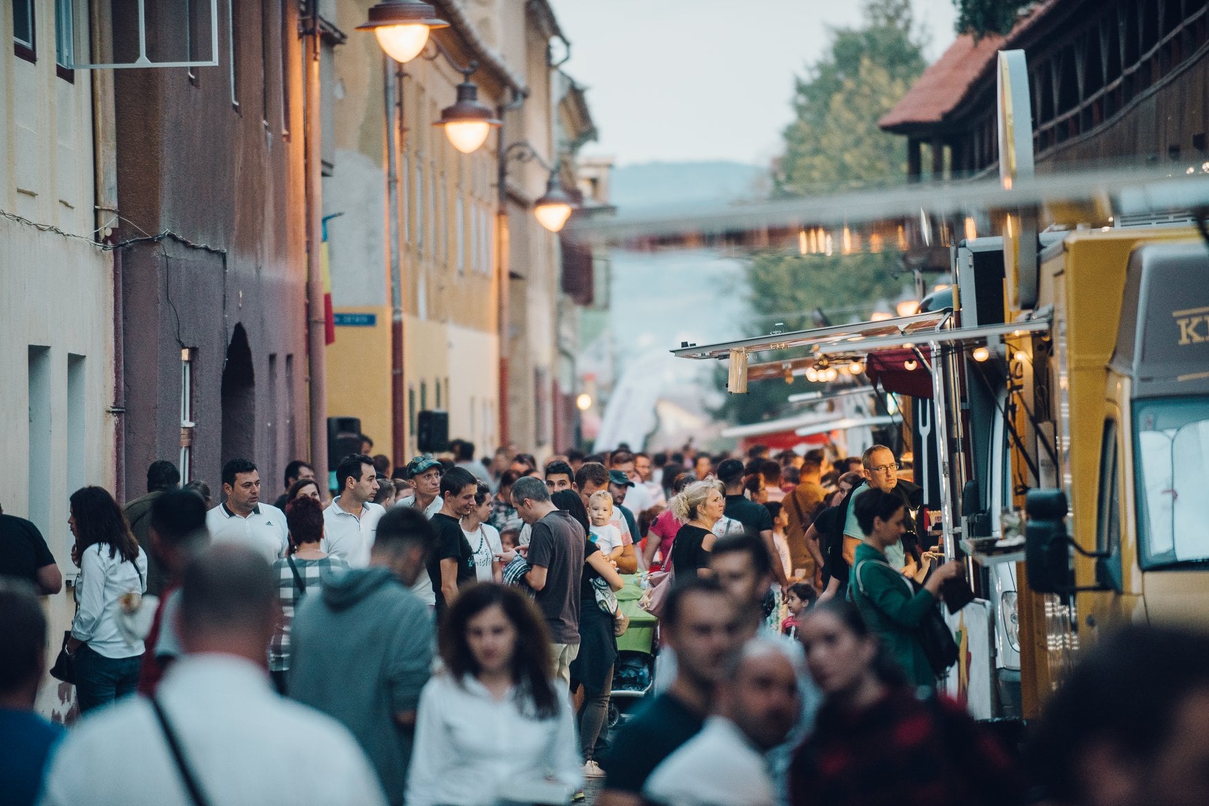 Răsfăț culinar la cel mai popular street food festival din Sibiu.  Zeci de food truck-uri vă dau întâlnire la Foodie, pe cea mai frumoasă stradă din oraș