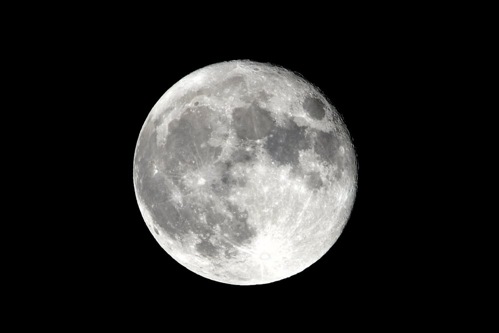 luna-foto-depositphotos-679558200-s-knc0