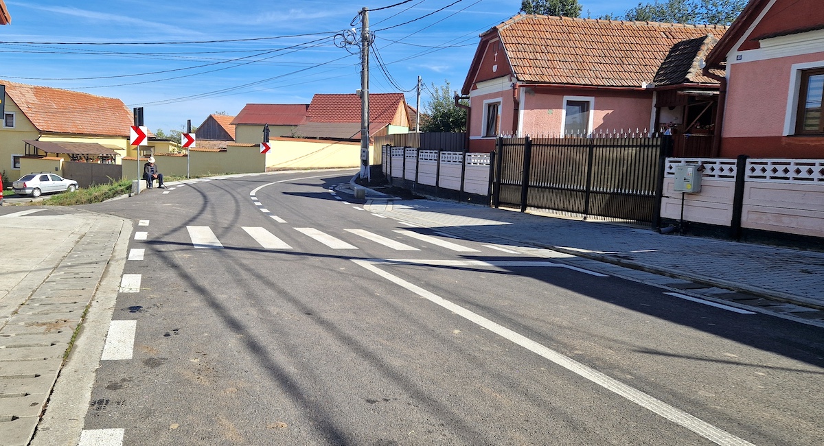 Cei din Alba au rămas în urmă: cel mai nou drum al sibienilor se termină „în câmp”. DJ 141C a fost inaugurat cu șase luni mai devreme