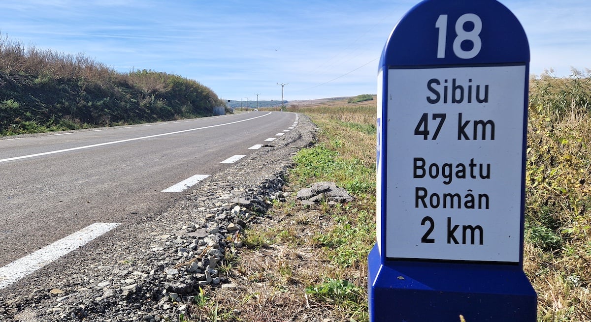 Cei din Alba au rămas în urmă: cel mai nou drum al sibienilor se termină „în câmp”. DJ 141C a fost inaugurat cu șase luni mai devreme