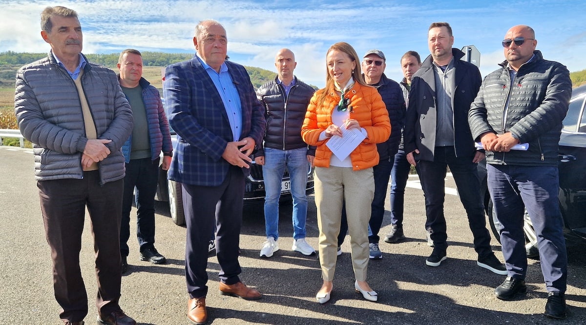 Cei din Alba au rămas în urmă: cel mai nou drum al sibienilor se termină „în câmp”. DJ 141C a fost inaugurat cu șase luni mai devreme
