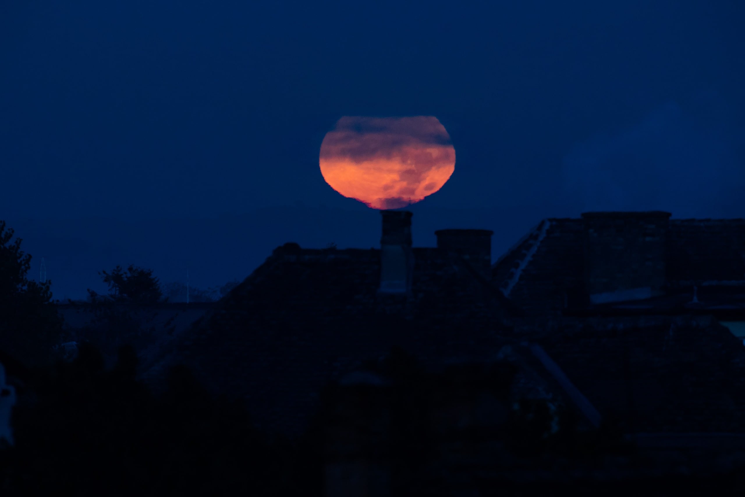 Super Luna și turnul Catedralei Evanghelice, surprinse de fotograful sibian Ovidiu Matiu. „Ceața ne-a dat planul inițial peste cap”