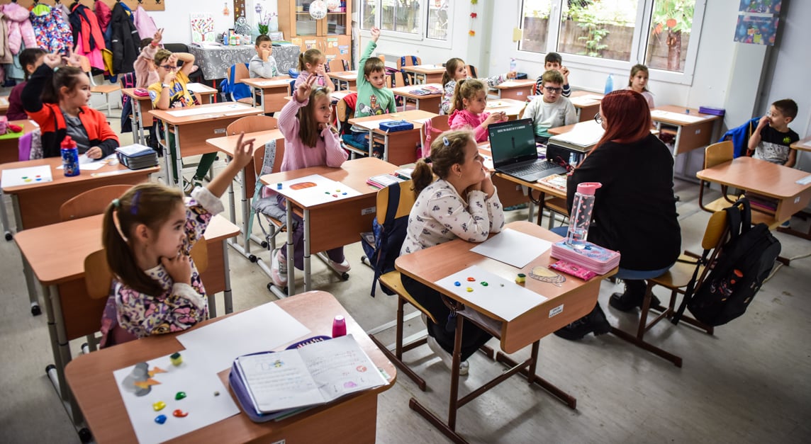 Cum e să înveți în containerele din școlile sibiene. Elevi: „Parcă suntem într-o cutie mare, cu geamuri”. „E liniște și suntem aproape de orice”
