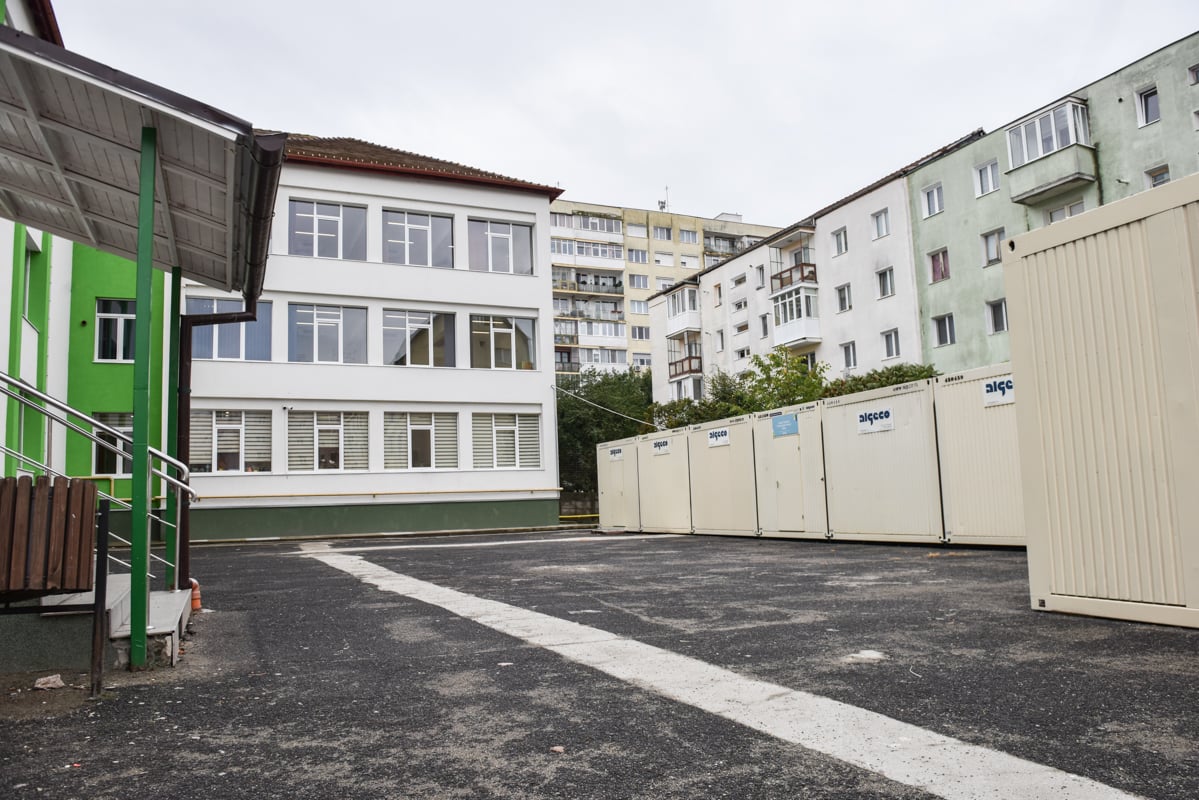 Cum e să înveți în containerele din școlile sibiene. Elevi: „Parcă suntem într-o cutie mare, cu geamuri”. „E liniște și suntem aproape de orice”