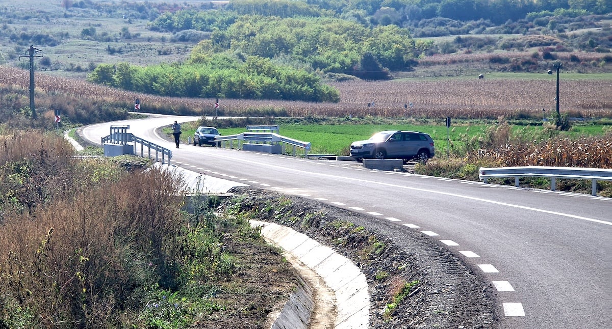 Cei din Alba au rămas în urmă: cel mai nou drum al sibienilor se termină „în câmp”. DJ 141C a fost inaugurat cu șase luni mai devreme