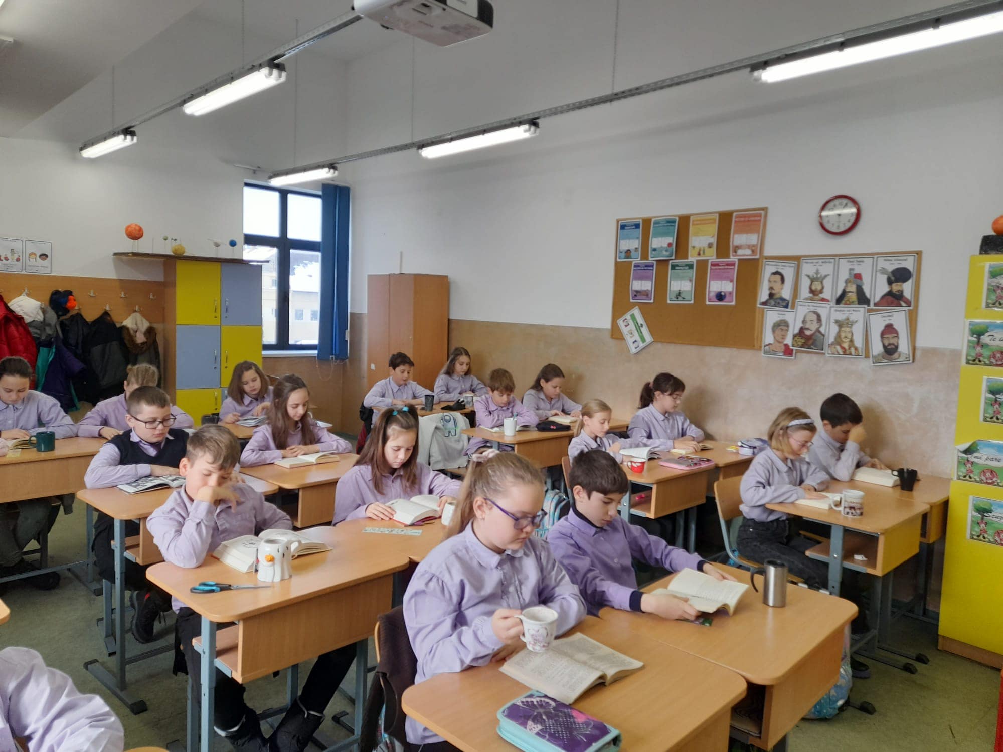 Tot mai multe școli din Sibiu se orientează către uniforma pentru elevi. Director: „Am ales ceva între ținută decentă și uniformă”