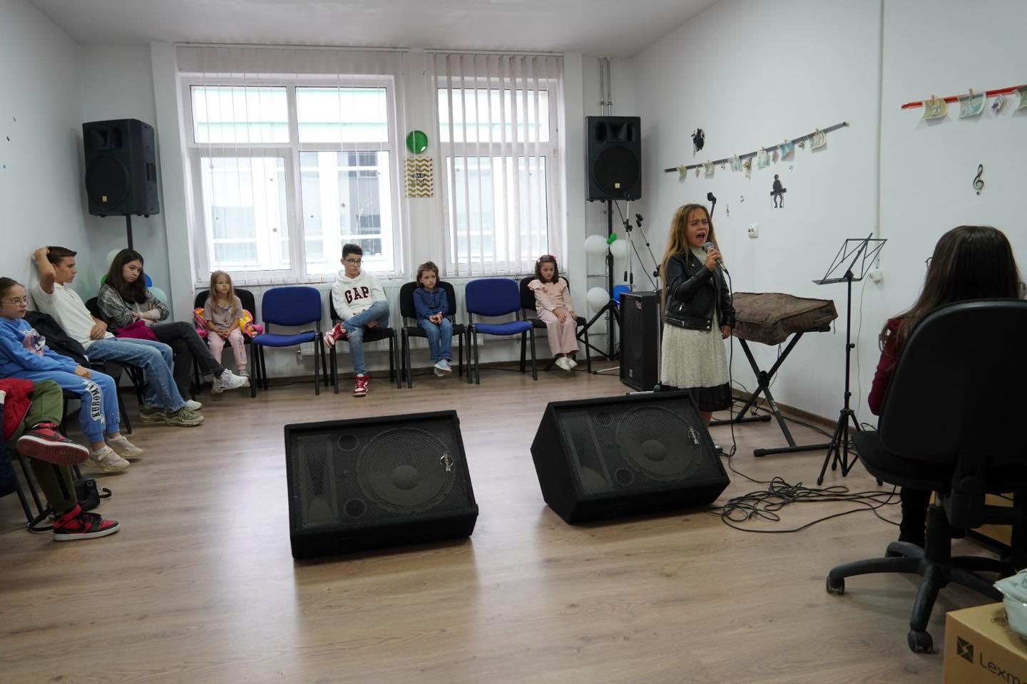 Sara, fetița de 10 ani care a ales să înlocuiască spitalul cu scena și pe medici cu spectatorii. Va cânta la „Românii au talent”