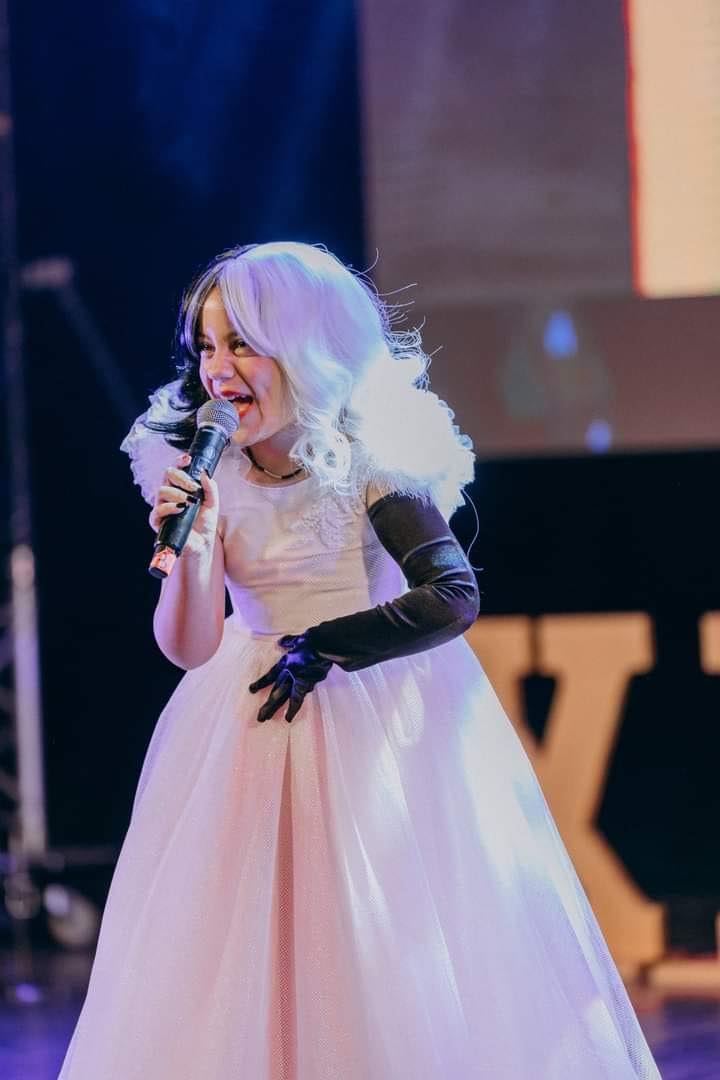 Sara, fetița de 10 ani care a ales să înlocuiască spitalul cu scena și pe medici cu spectatorii. Va cânta la „Românii au talent”