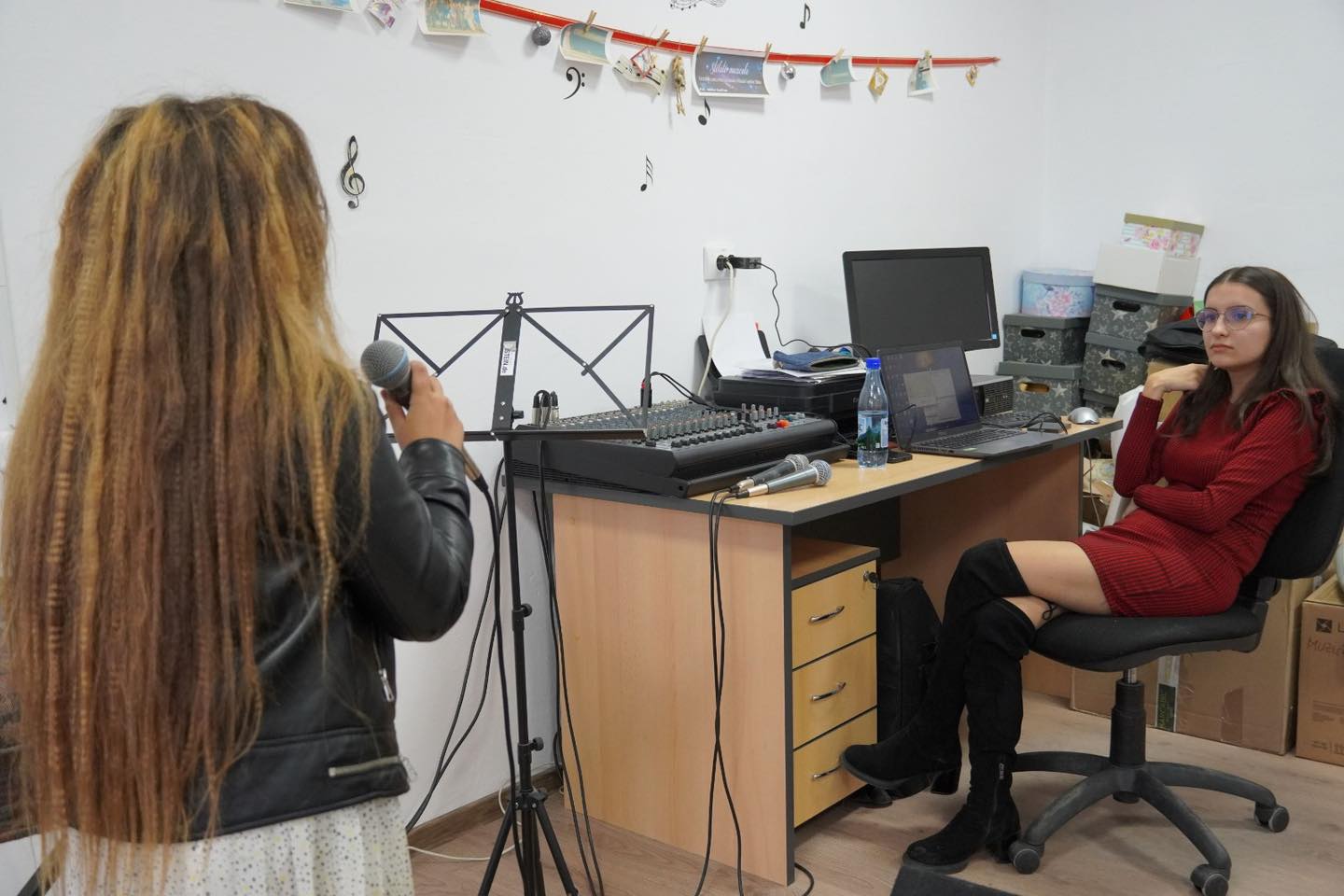 Sara, fetița de 10 ani care a ales să înlocuiască spitalul cu scena și pe medici cu spectatorii. Va cânta la „Românii au talent”