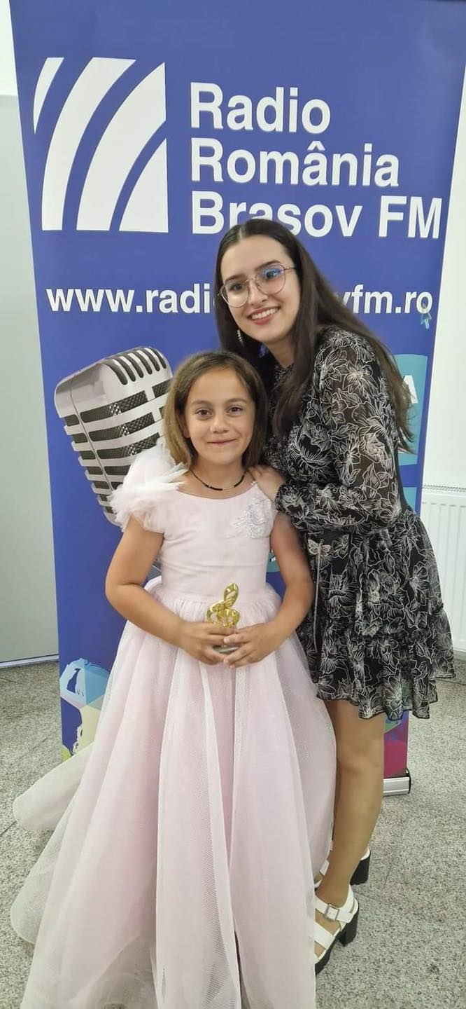 Sara, fetița de 10 ani care a ales să înlocuiască spitalul cu scena și pe medici cu spectatorii. Va cânta la „Românii au talent”
