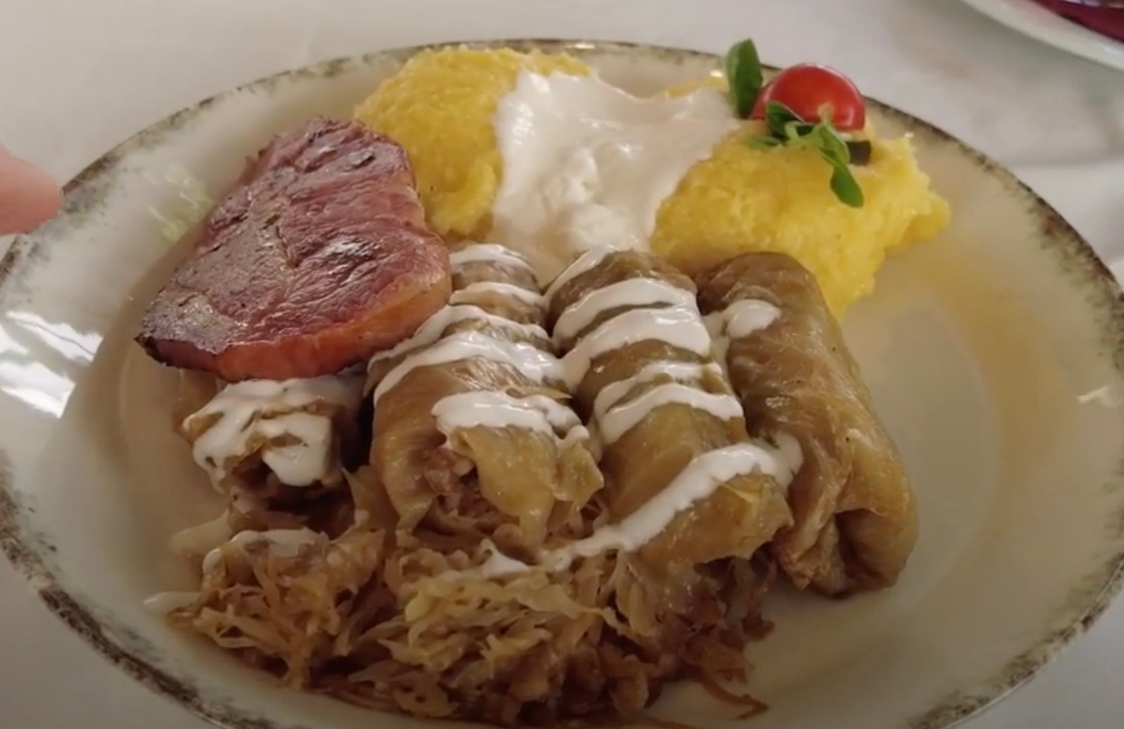 VIDEO Doi americani la Sibiu: ”Dacă ești iubitor de carne de vită vei fi dezamăgit. Găsești aici doar porc”. Explicație: ”E foarte scumpă, nu avem cultura cărnii de vită. Noi aveam din an în Paște”