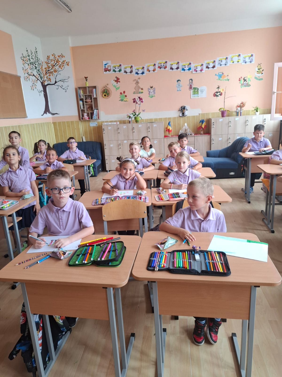 Tot mai multe școli din Sibiu se orientează către uniforma pentru elevi. Director: „Am ales ceva între ținută decentă și uniformă”