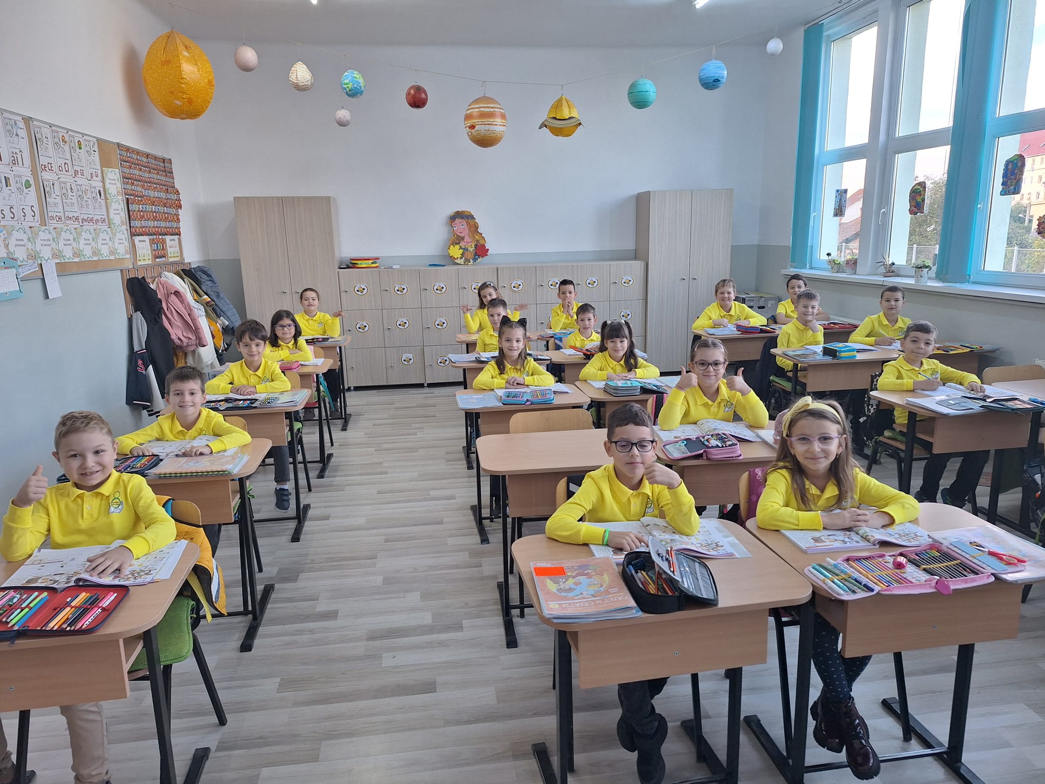 Tot mai multe școli din Sibiu se orientează către uniforma pentru elevi. Director: „Am ales ceva între ținută decentă și uniformă”