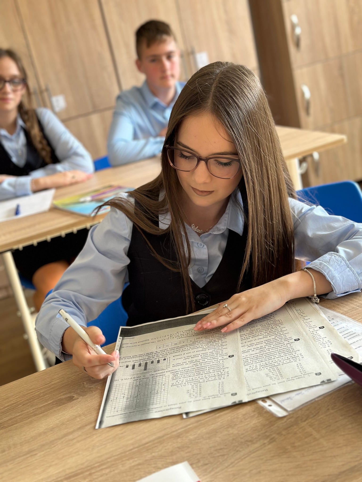 Tot mai multe școli din Sibiu se orientează către uniforma pentru elevi. Director: „Am ales ceva între ținută decentă și uniformă”
