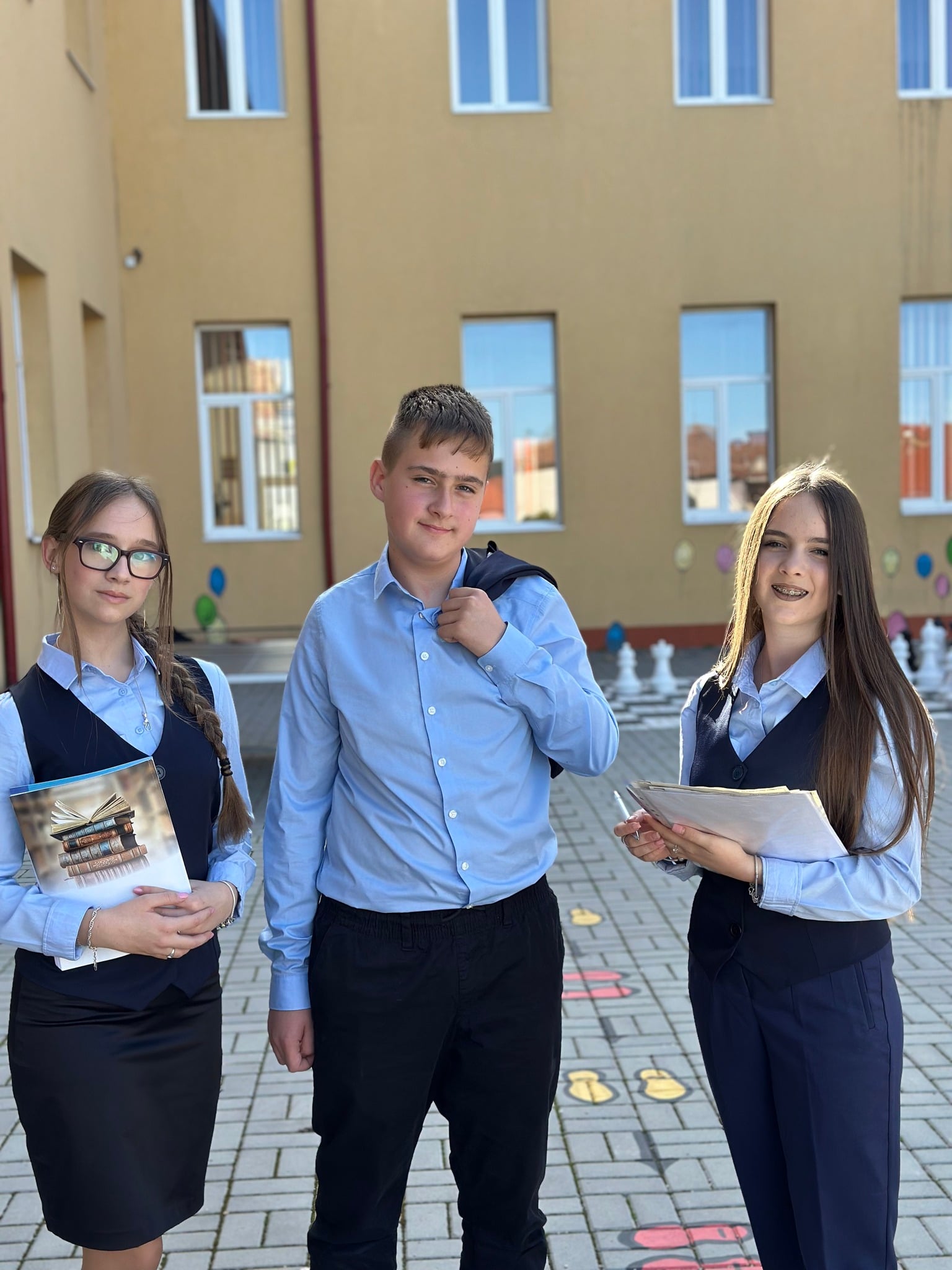 Tot mai multe școli din Sibiu se orientează către uniforma pentru elevi. Director: „Am ales ceva între ținută decentă și uniformă”