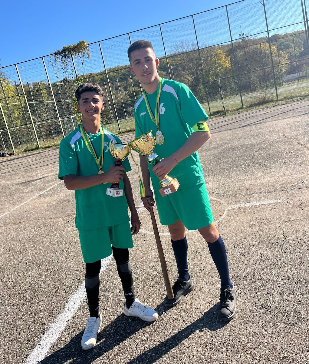 Echipa de oină a școlii din Turnu Roșu a obținut locul I la o competiție organizată în Argeș