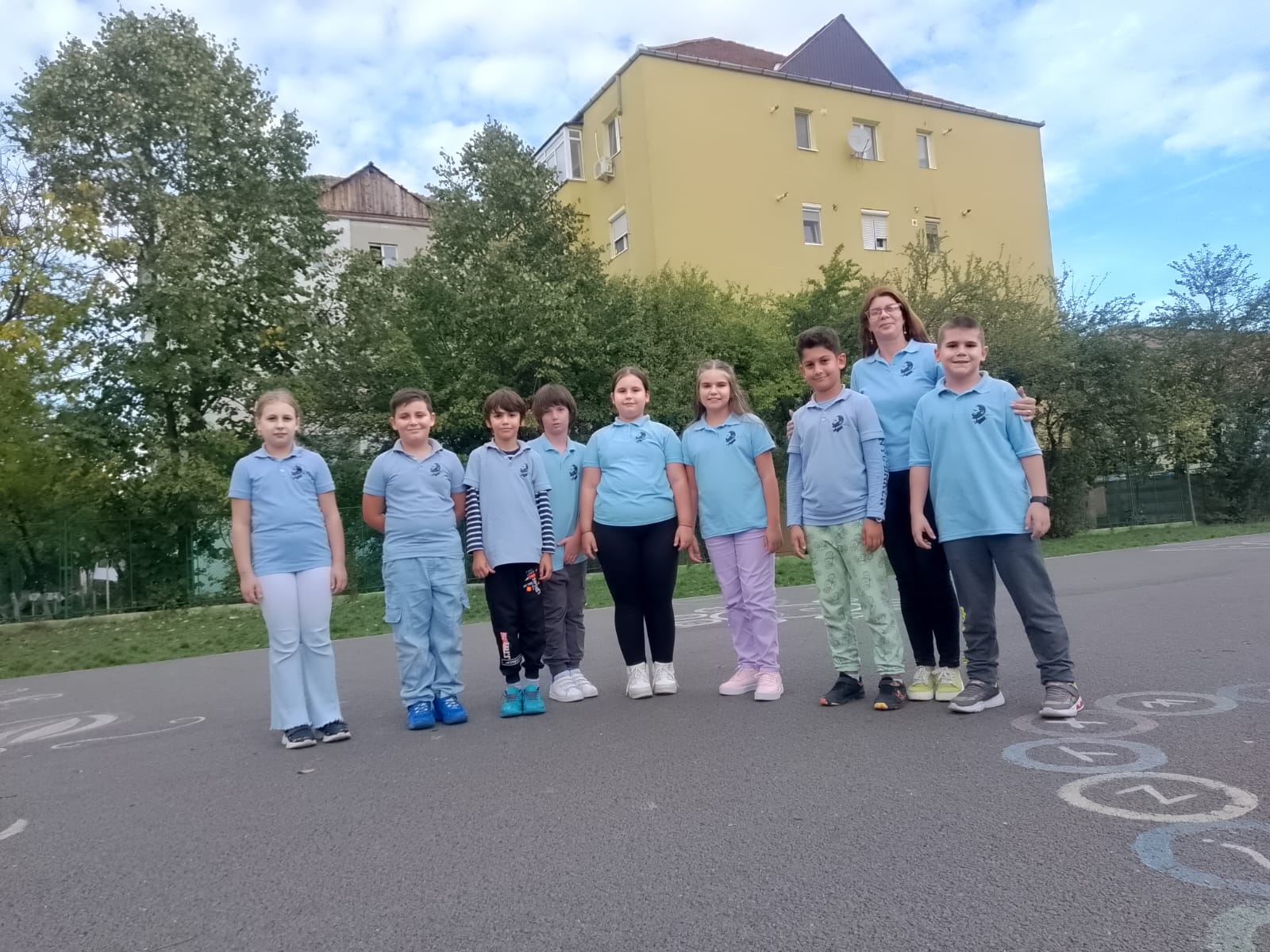 Tot mai multe școli din Sibiu se orientează către uniforma pentru elevi. Director: „Am ales ceva între ținută decentă și uniformă”