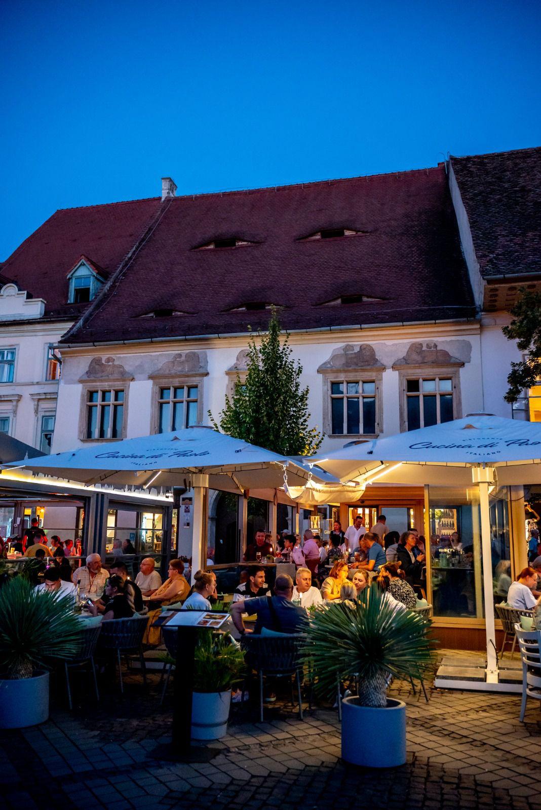 Spectacol la pizza bar-ul italian, la Cucina di Paolo din Sibiu - pizza este gata într-un minut jumătate