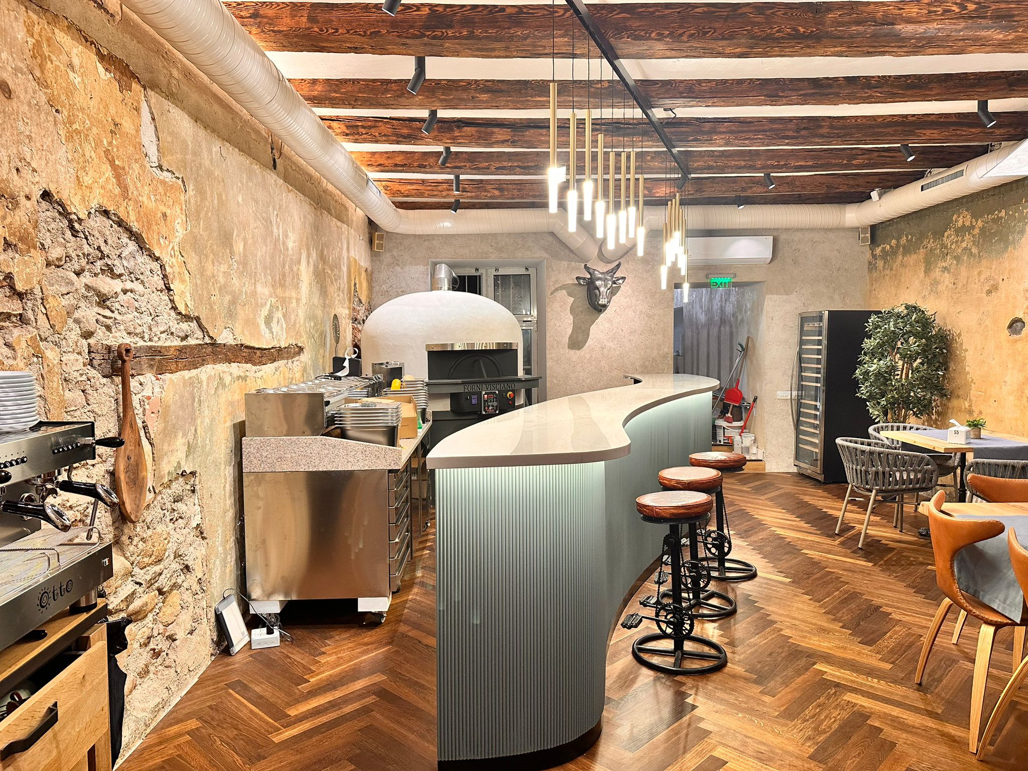 Spectacol la pizza bar-ul italian, la Cucina di Paolo din Sibiu - pizza este gata într-un minut jumătate