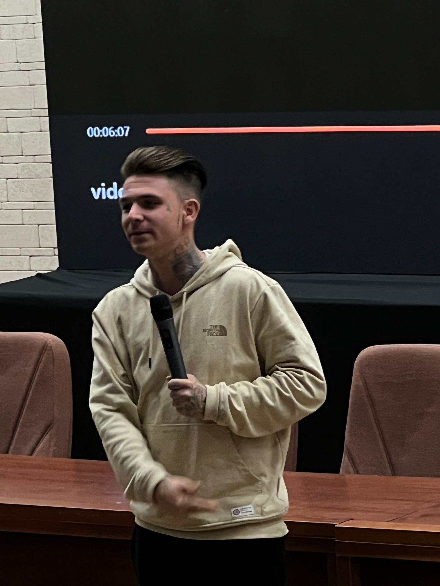 „Primul meu gând la 19 ani nu a fost să-mi fac un viitor, ci să mă sinucid”. Peste 500 de elevi sibieni au ascultat mărturiile a doi tineri, foști consumatori de droguri, într-un eveniment de prevenție