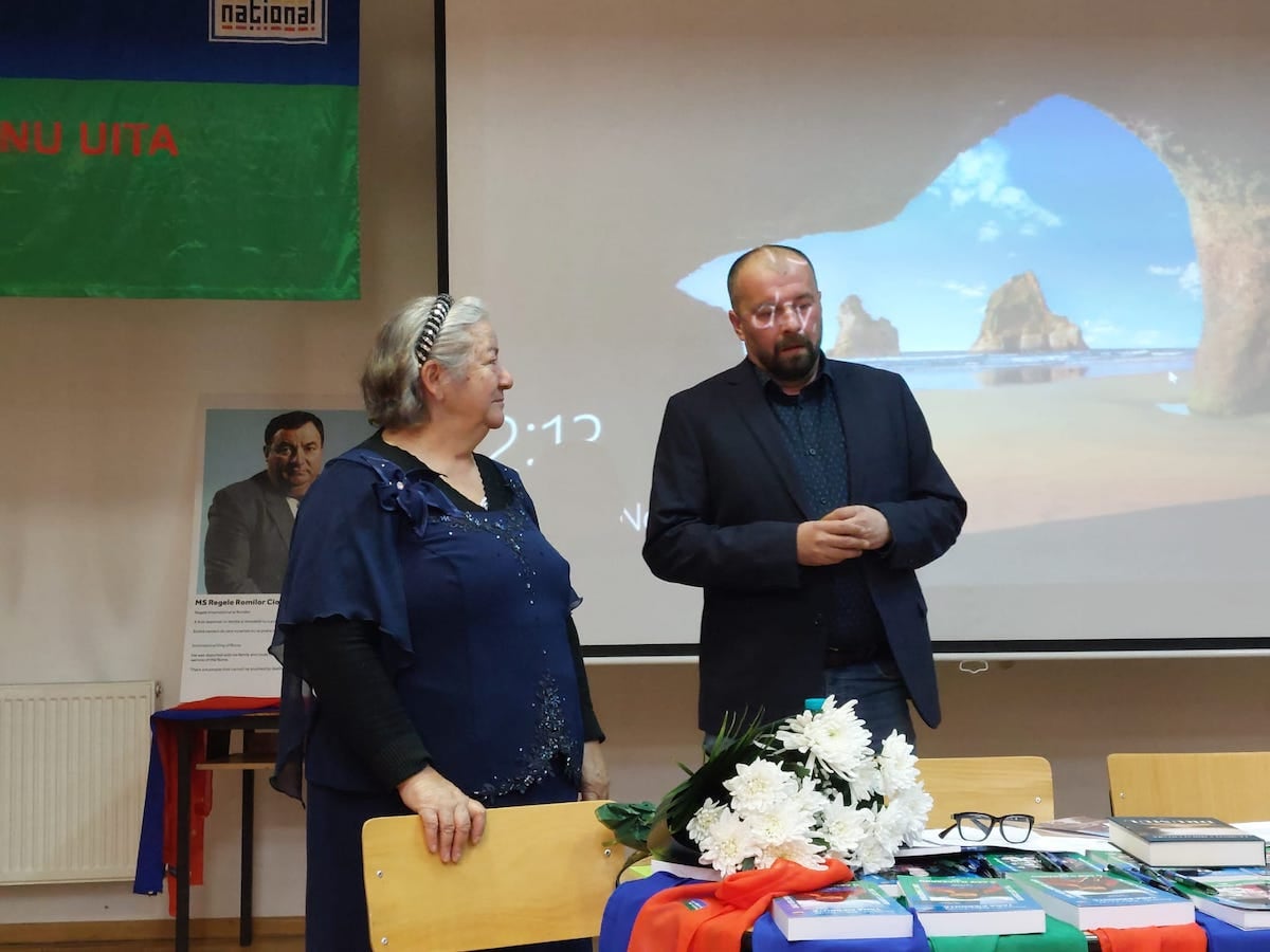 Memorie pentru tragedia romilor deportați în Transnistria. Luminița Cioabă a adus caravana educațională „Na bîstăr – Nu uita” la Sibiu