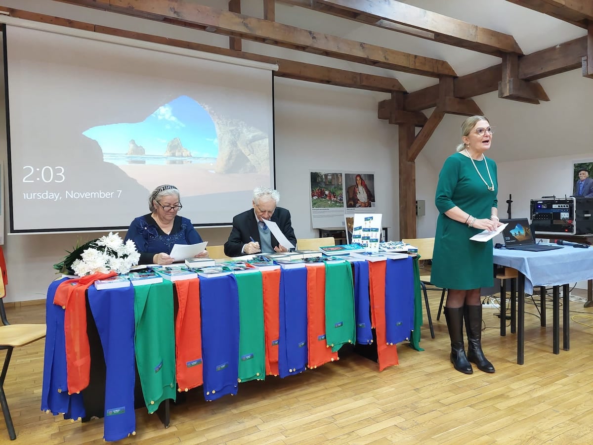 Memorie pentru tragedia romilor deportați în Transnistria. Luminița Cioabă a adus caravana educațională „Na bîstăr – Nu uita” la Sibiu