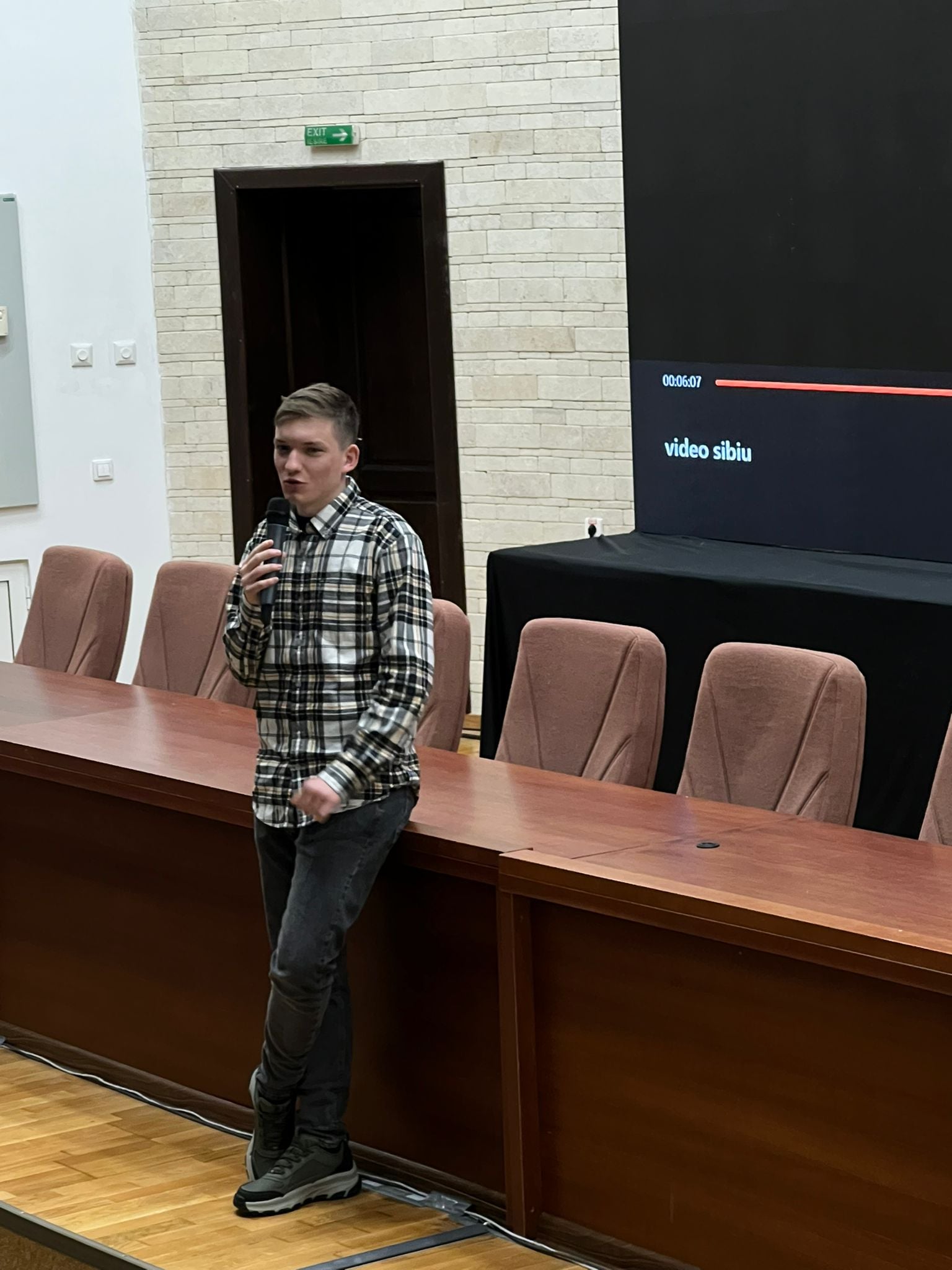 „Primul meu gând la 19 ani nu a fost să-mi fac un viitor, ci să mă sinucid”. Peste 500 de elevi sibieni au ascultat mărturiile a doi tineri, foști consumatori de droguri, într-un eveniment de prevenție