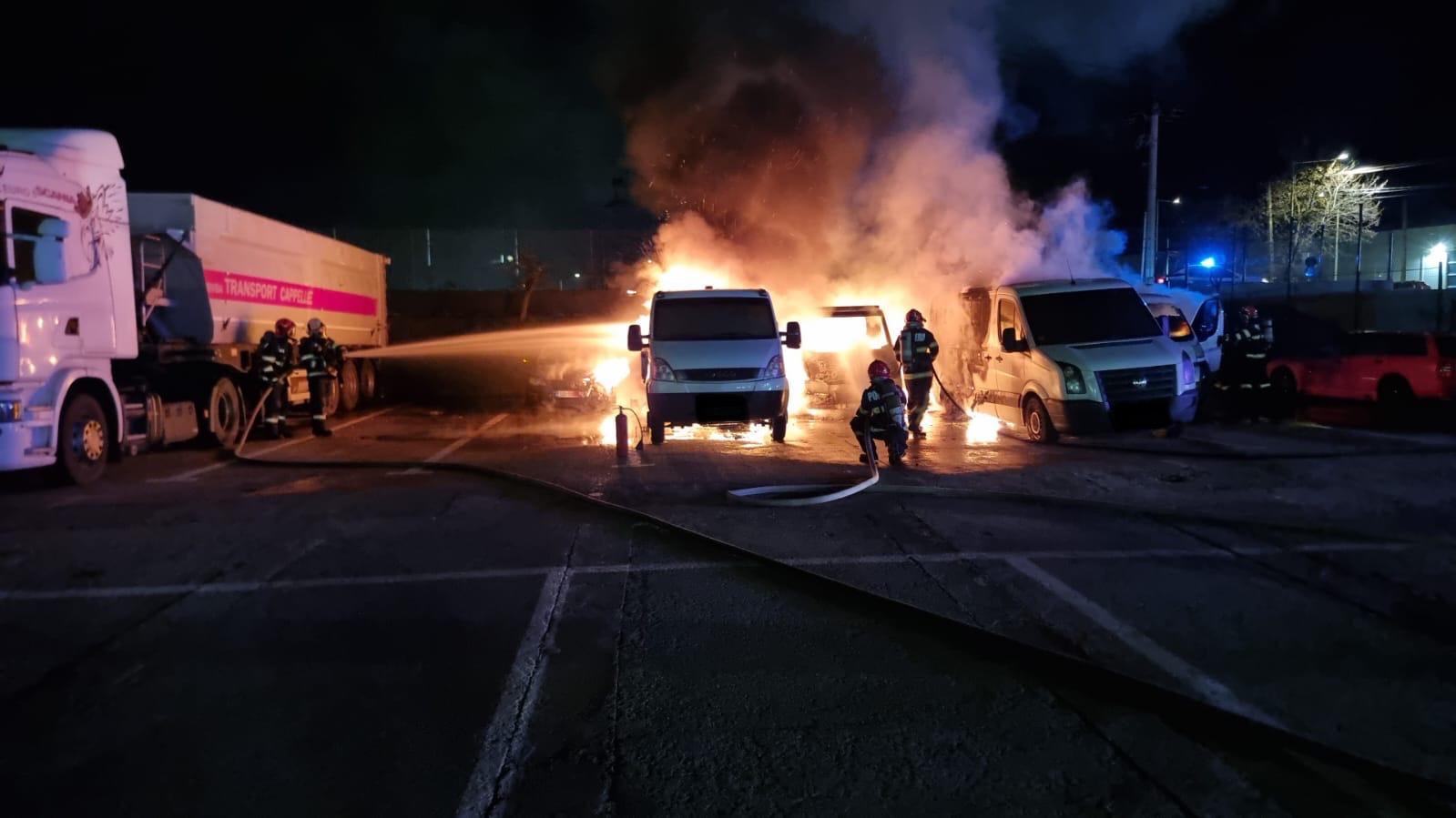 FOTO Duminica mașinilor în flăcări. 8 mașini au ars, 6 în curtea unei companii