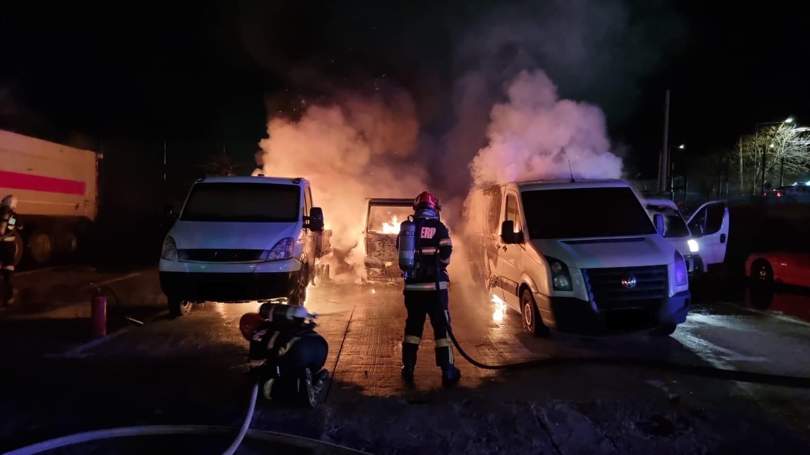 FOTO Duminica mașinilor în flăcări. 8 mașini au ars, 6 în curtea unei companii