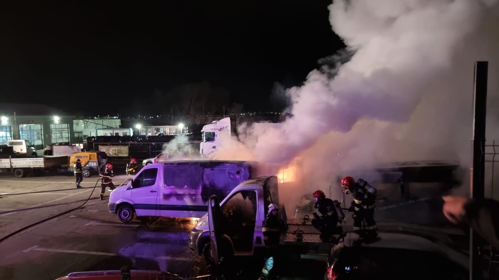 FOTO Duminica mașinilor în flăcări. 8 mașini au ars, 6 în curtea unei companii