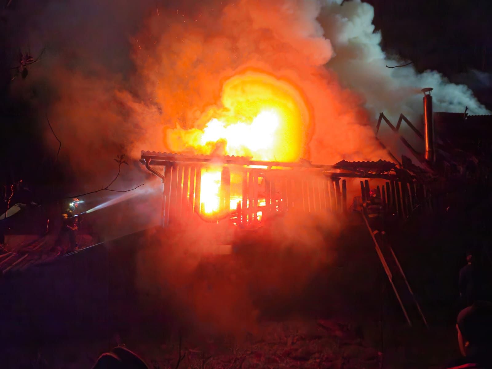 Incendiu la Galeș. Arde o anexă, există posibilitatea de propagare la casă