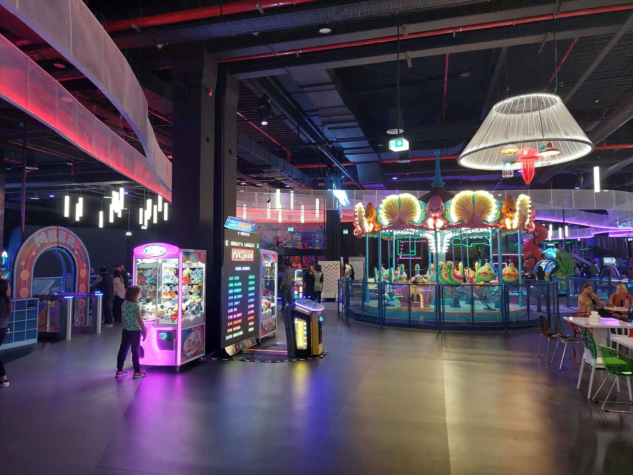 „Mama, tata, când mai venim la Playtopia?”. Am explorat cel mai mare parc de distracții indoor din România. Este la Sibiu