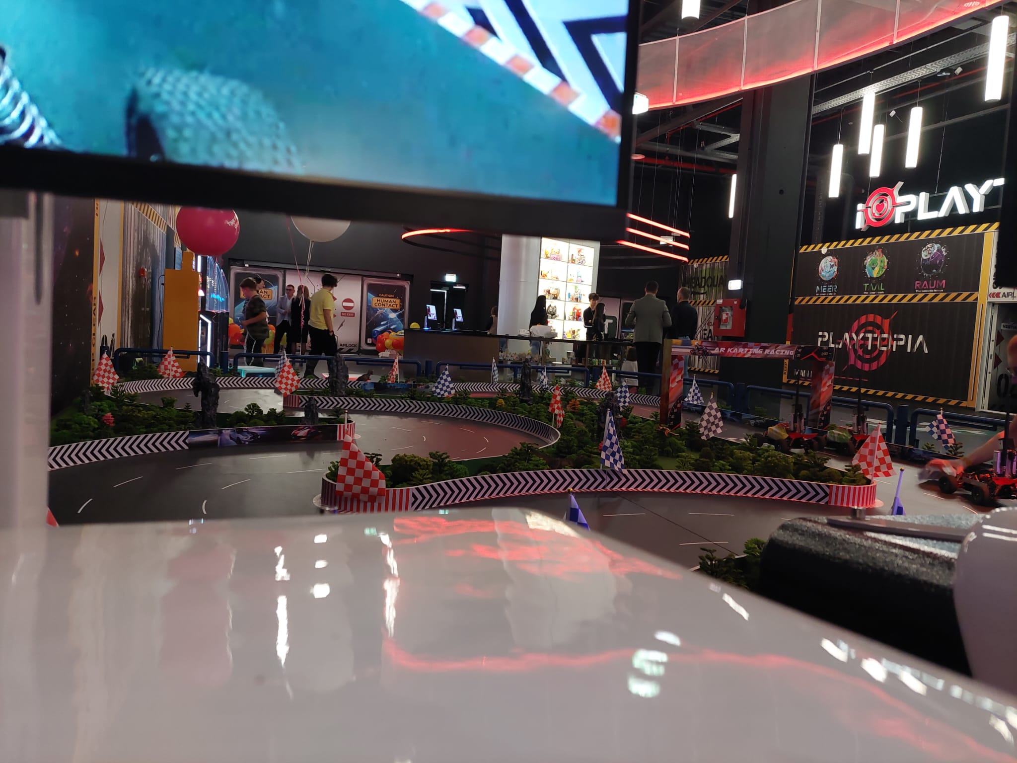 „Mama, tata, când mai venim la Playtopia?”. Am explorat cel mai mare parc de distracții indoor din România. Este la Sibiu