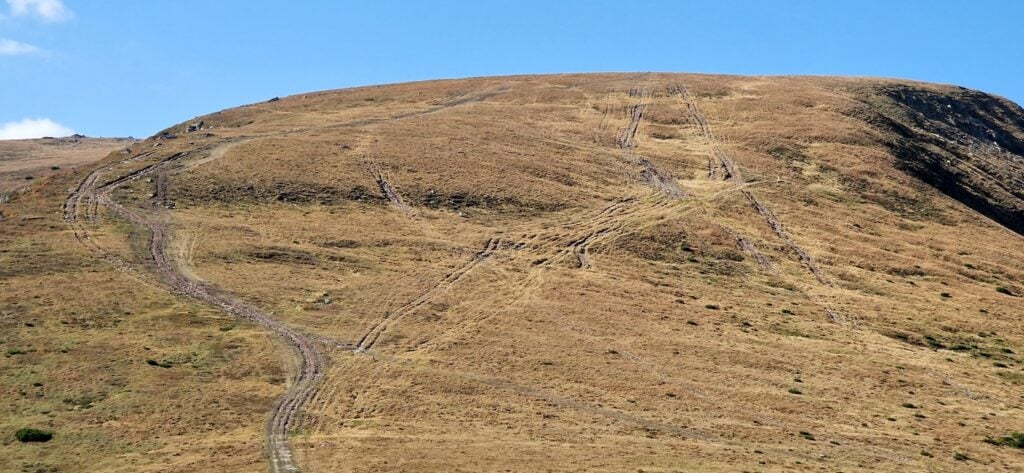Versant din Rezervația naturală Iezerele Cindrelului, brăzdat copios de urmele accesului motorizat. Foto: arhiva turnulsfatului.ro