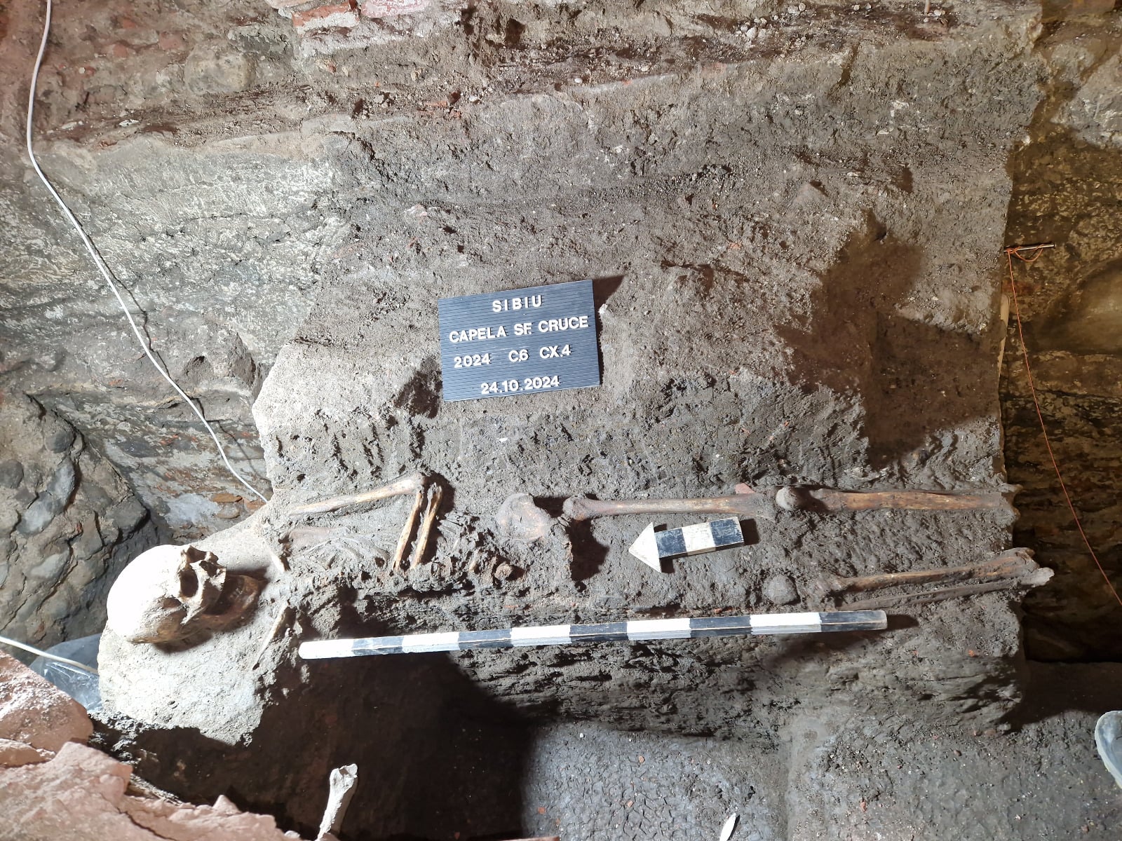 ”O descoperire foarte importantă pentru perioada medievală a Sibiului”. Concluziile arheologilor după cercetările din biserica Sf. Cruce