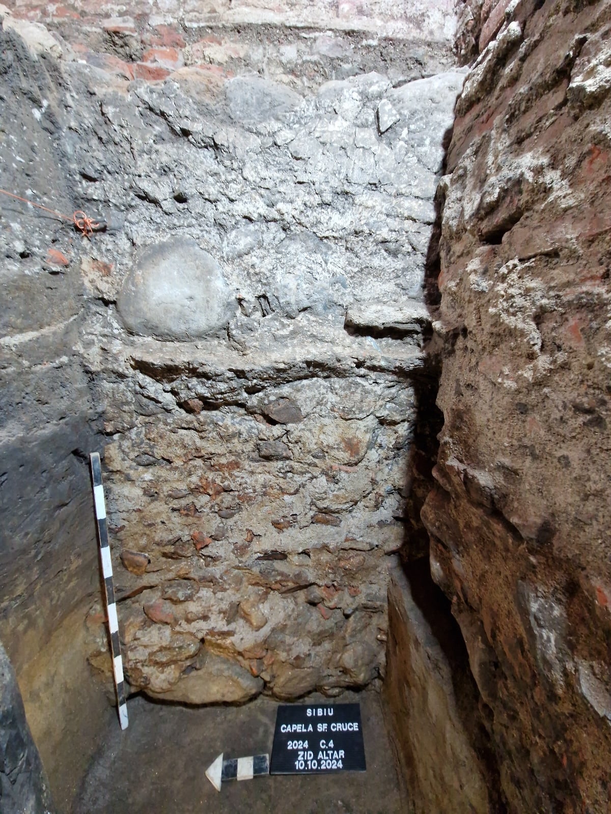 ”O descoperire foarte importantă pentru perioada medievală a Sibiului”. Concluziile arheologilor după cercetările din biserica Sf. Cruce