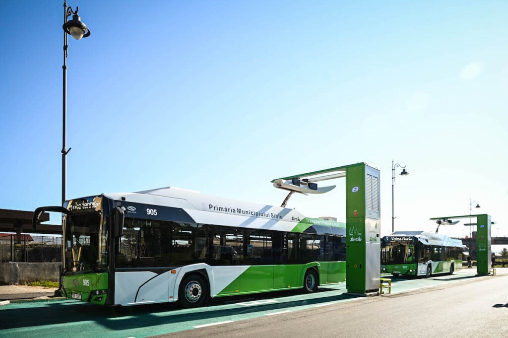 3-autobuz-electric-i-n-stat-ia-de-i-nca-rcare-din-gara-hrx1