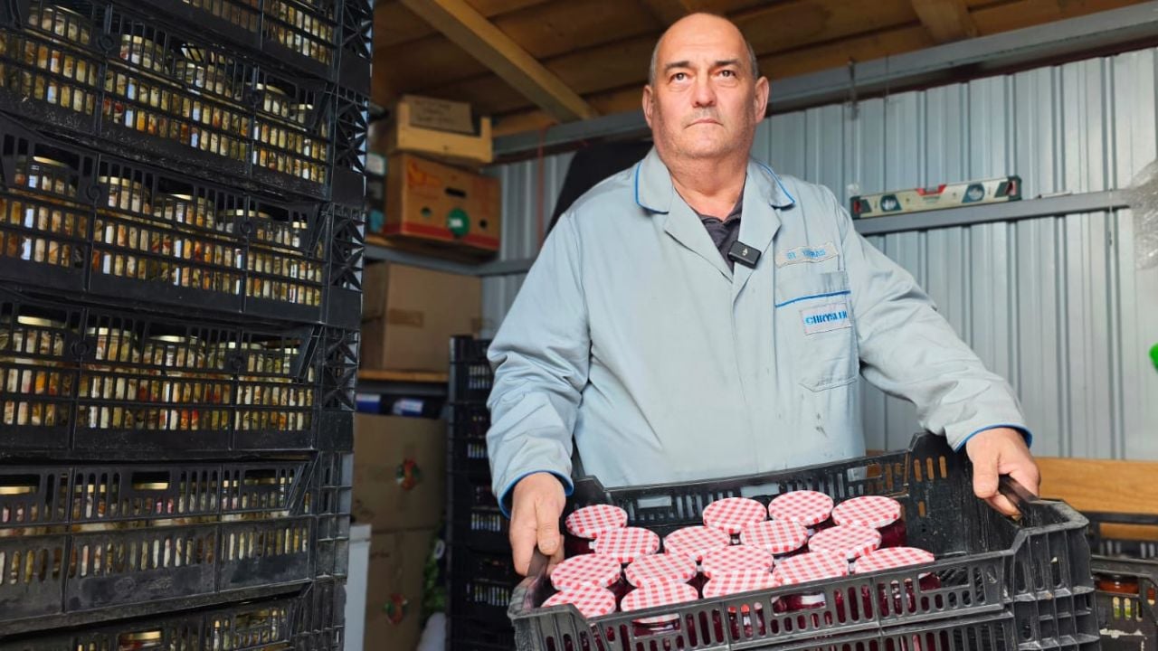 Doi medieșeni și-au deschis afacere part-time: Dan și Gyongyi cultivă legume pe un teren de 1.300 de metri pătrați. Ciolamada, bulionul și ardeii iuți murați, printre cele mai vândute