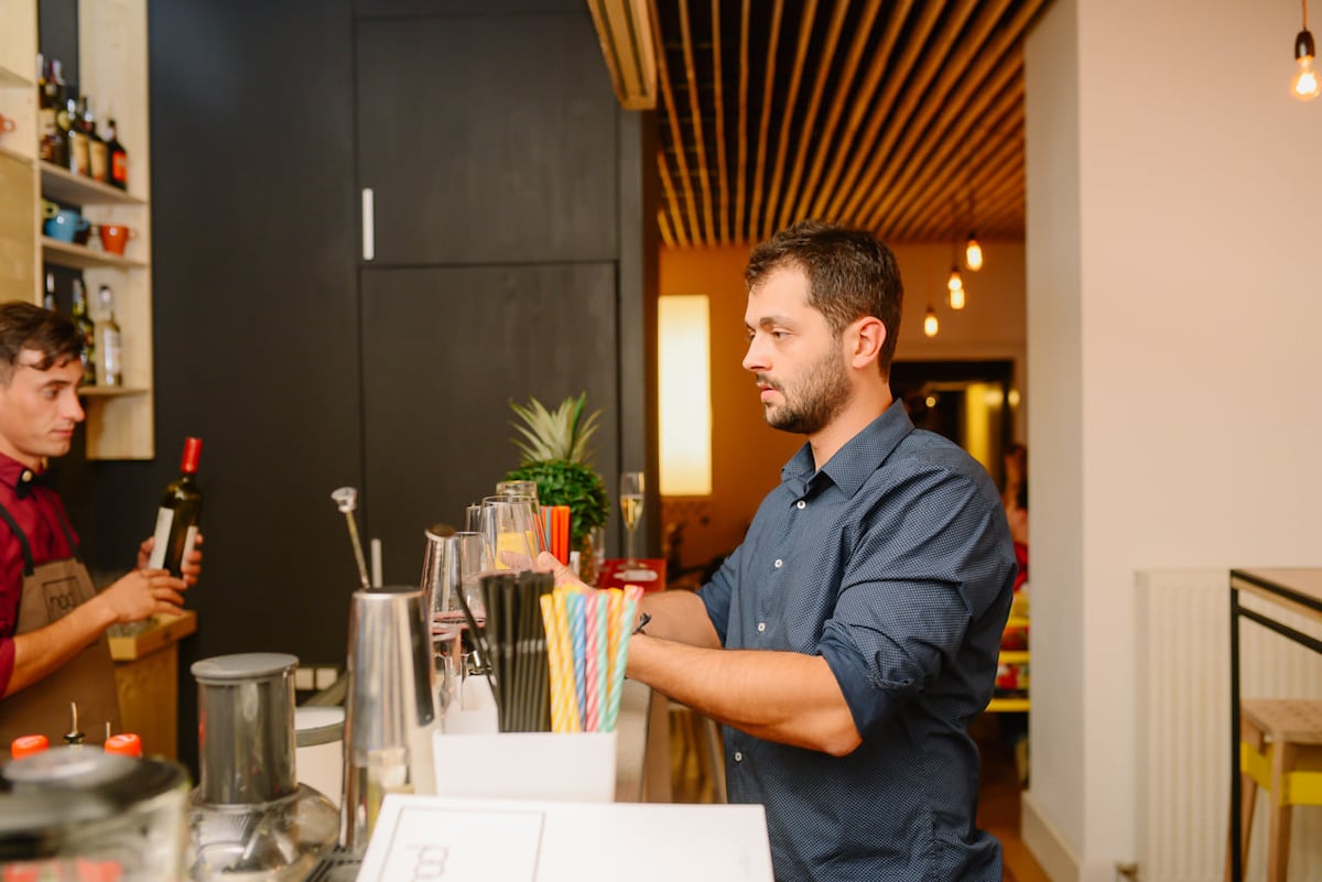 După mai bine de nouă ani, cafeneaua NOD din Piața Mică se închide. „Nu vă spunem adio pentru că am muncit prea mult la NOD, așa că rămânem alături de voi în Piața Aurarilor. Ne va fi dor de fiecare dintre voi”