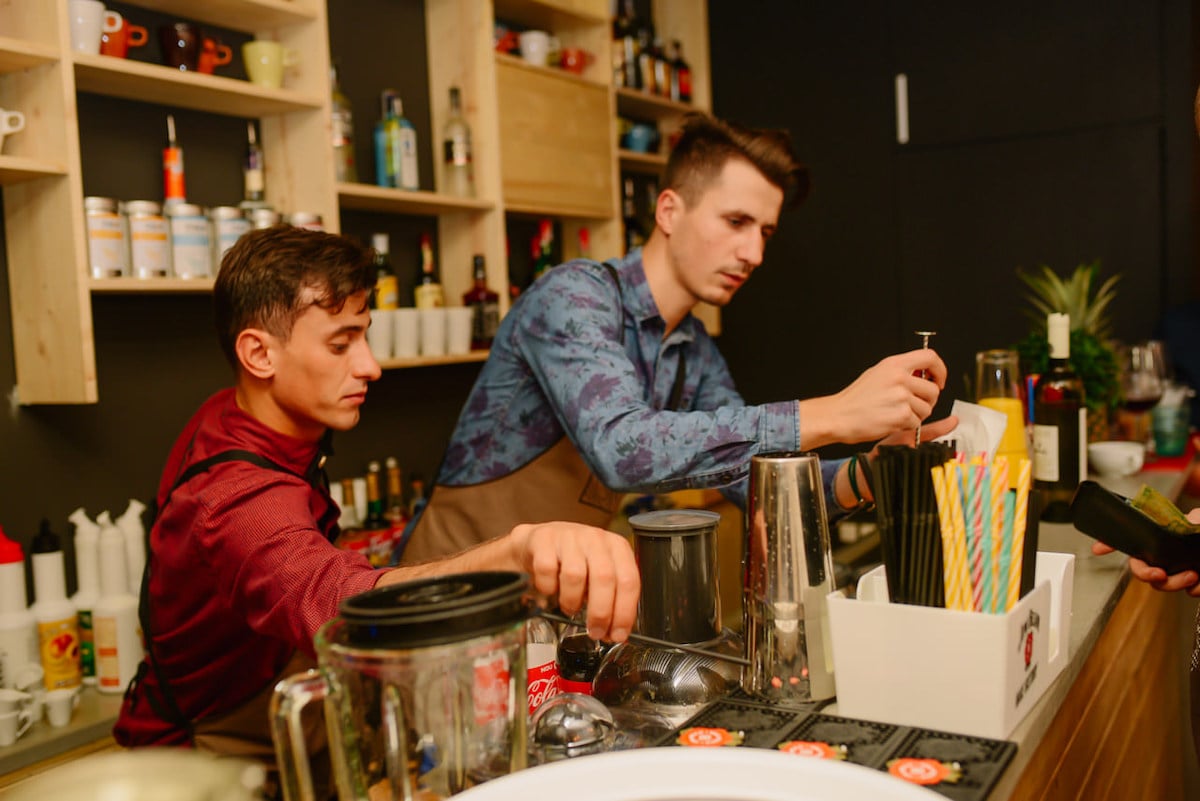 După mai bine de nouă ani, cafeneaua NOD din Piața Mică se închide. „Nu vă spunem adio pentru că am muncit prea mult la NOD, așa că rămânem alături de voi în Piața Aurarilor. Ne va fi dor de fiecare dintre voi”