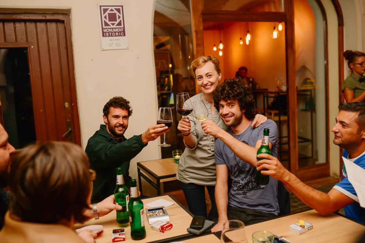 După mai bine de nouă ani, cafeneaua NOD din Piața Mică se închide. „Nu vă spunem adio pentru că am muncit prea mult la NOD, așa că rămânem alături de voi în Piața Aurarilor. Ne va fi dor de fiecare dintre voi”