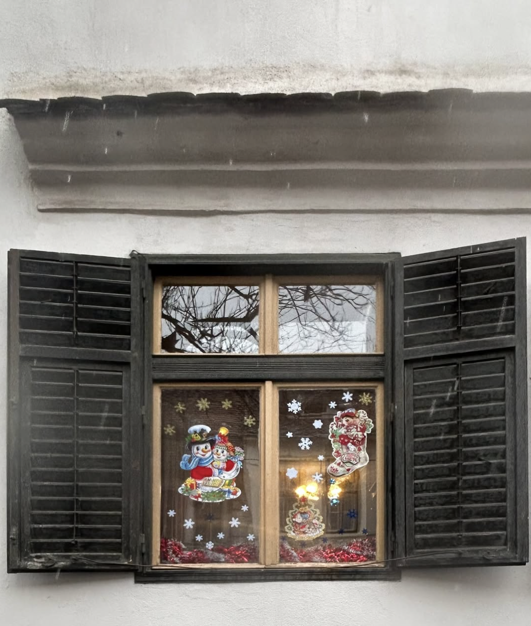 Ferestre din Sibiu: O ingineră în industria alimentară a creat un proiect prin care surprinde în fotografii frumusețea ferestrelor din Sibiu. „Fereastra unei case este, fără să ne dăm seama, o oglindă a celor care trăiesc înăuntru”