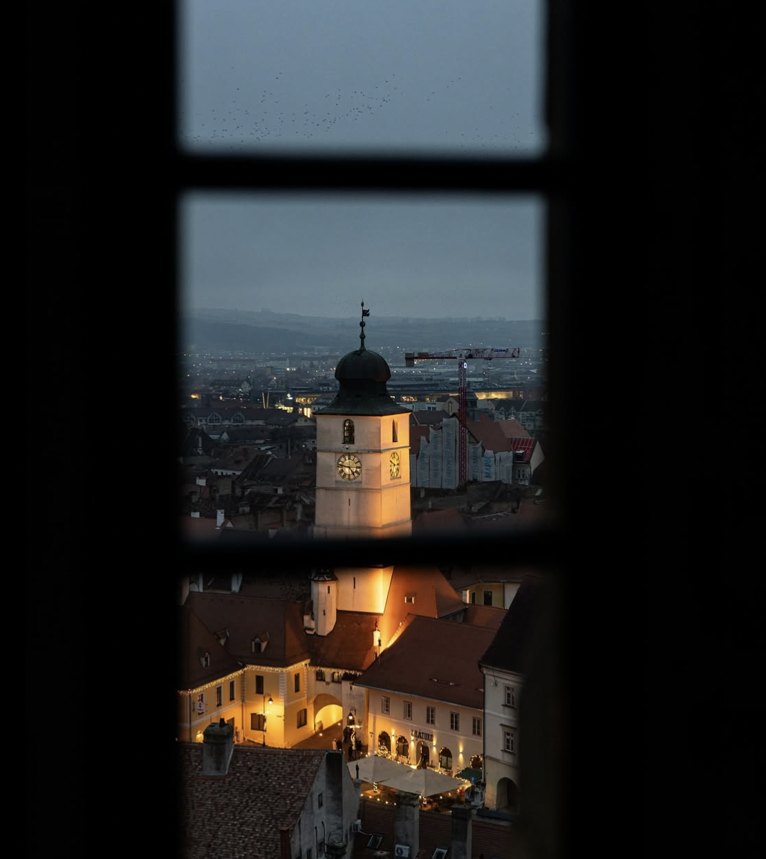 Ferestre din Sibiu: O ingineră în industria alimentară a creat un proiect prin care surprinde în fotografii frumusețea ferestrelor din Sibiu. „Fereastra unei case este, fără să ne dăm seama, o oglindă a celor care trăiesc înăuntru”