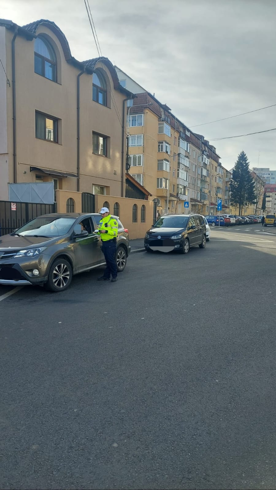 11 șoferi au fost sancționați de polițiștii sibieni după ce au parcat în intersecții