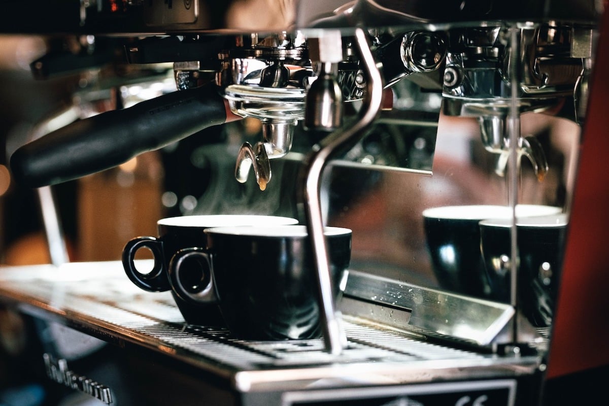 După mai bine de nouă ani, cafeneaua NOD din Piața Mică se închide. „Nu vă spunem adio pentru că am muncit prea mult la NOD, așa că rămânem alături de voi în Piața Aurarilor. Ne va fi dor de fiecare dintre voi”