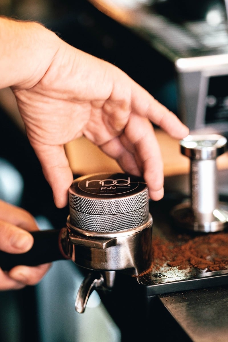 După mai bine de nouă ani, cafeneaua NOD din Piața Mică se închide. „Nu vă spunem adio pentru că am muncit prea mult la NOD, așa că rămânem alături de voi în Piața Aurarilor. Ne va fi dor de fiecare dintre voi”