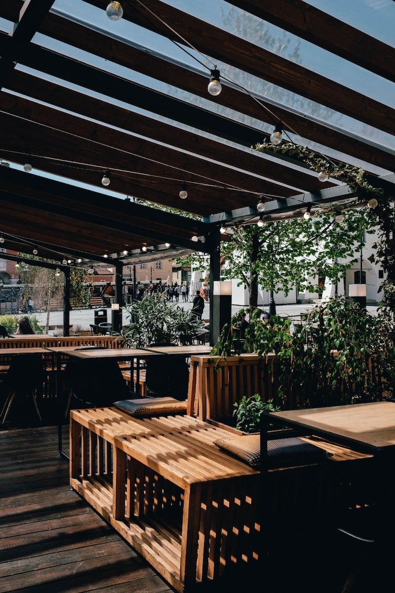 După mai bine de nouă ani, cafeneaua NOD din Piața Mică se închide. „Nu vă spunem adio pentru că am muncit prea mult la NOD, așa că rămânem alături de voi în Piața Aurarilor. Ne va fi dor de fiecare dintre voi”