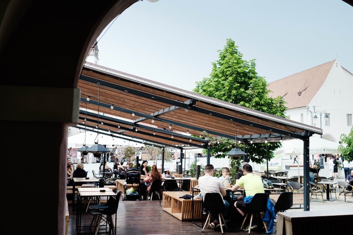 După mai bine de nouă ani, cafeneaua NOD din Piața Mică se închide. „Nu vă spunem adio pentru că am muncit prea mult la NOD, așa că rămânem alături de voi în Piața Aurarilor. Ne va fi dor de fiecare dintre voi”